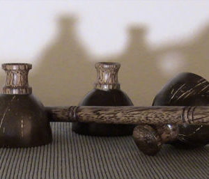 Cheppum Panthum Coconut Shell Cups and Wand set par Gary Kosnitzky