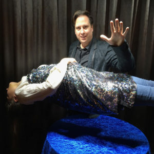 Bar Table Levitation (modèle ovale) par Select Magic